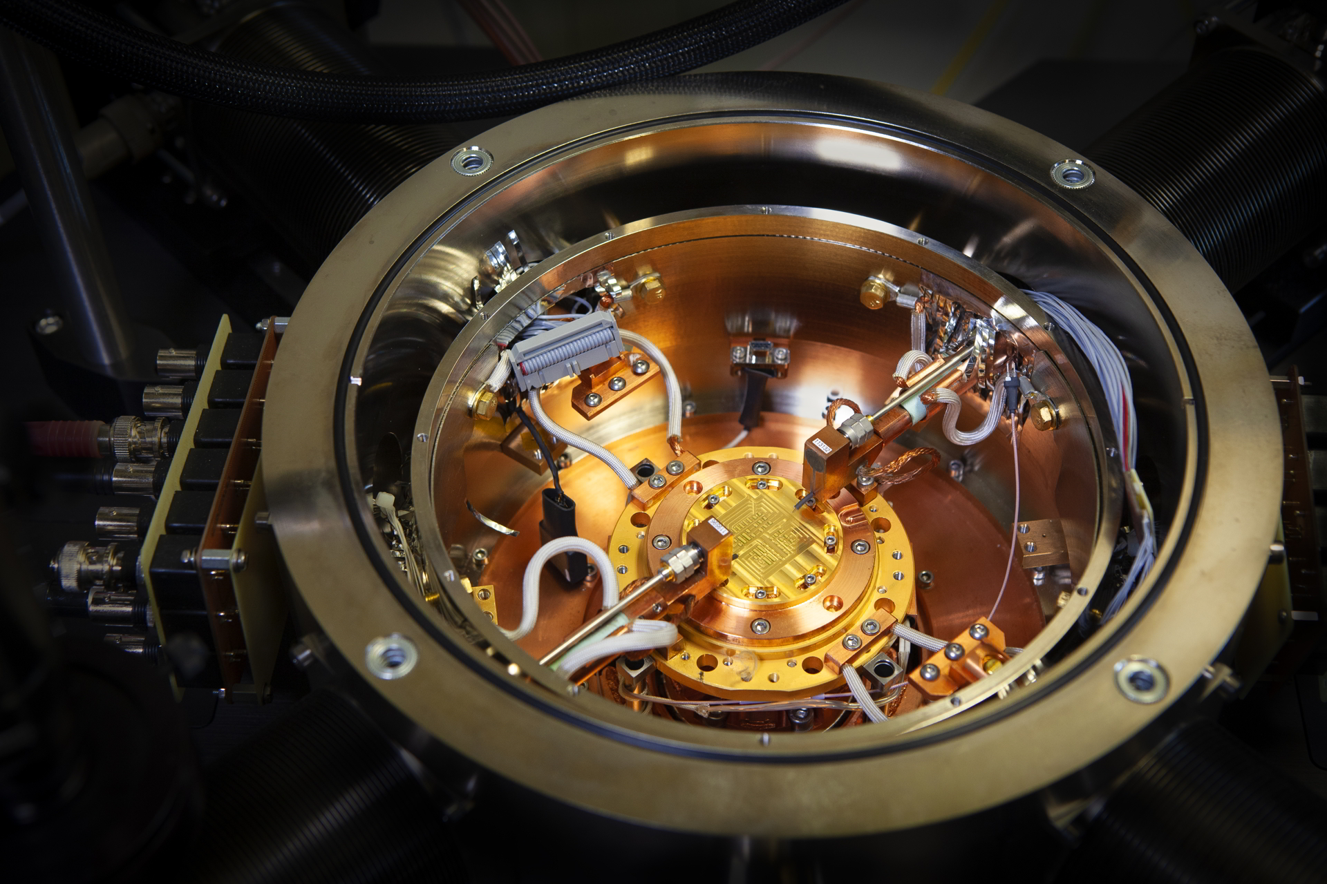 Ein Blick ins Innere einer kryogene Messstation des Fraunhofer IAF zeigt Teststrukturen, die auf einer Kälteplatte angebracht sind.