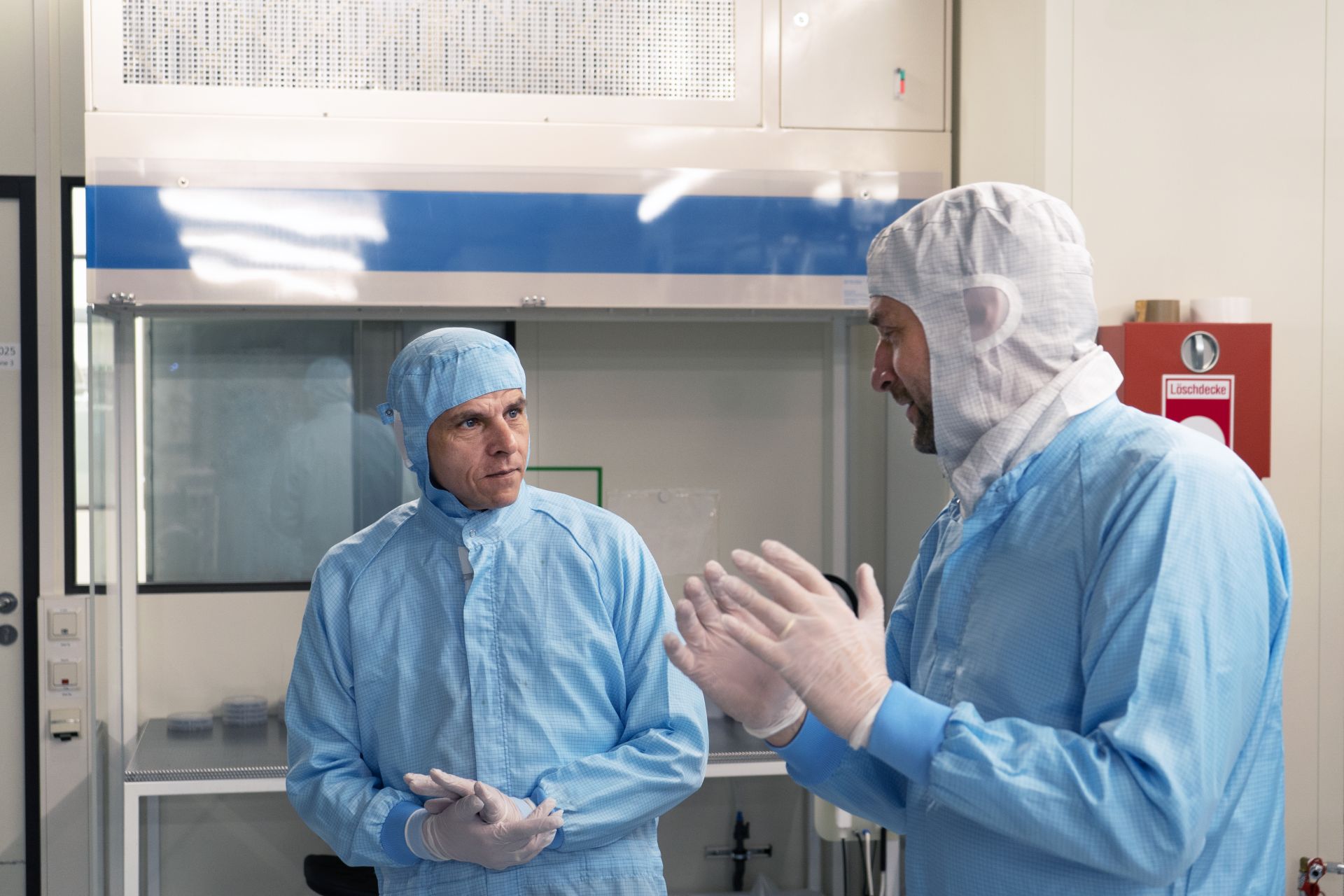 Kommissarischer Institutsleiter Prof. Dr. Rüdiger Quay zeigt Wirtschaftsstaatssekretär Dr. Patrick Rapp den Reinraum des Fraunhofer IAF.
