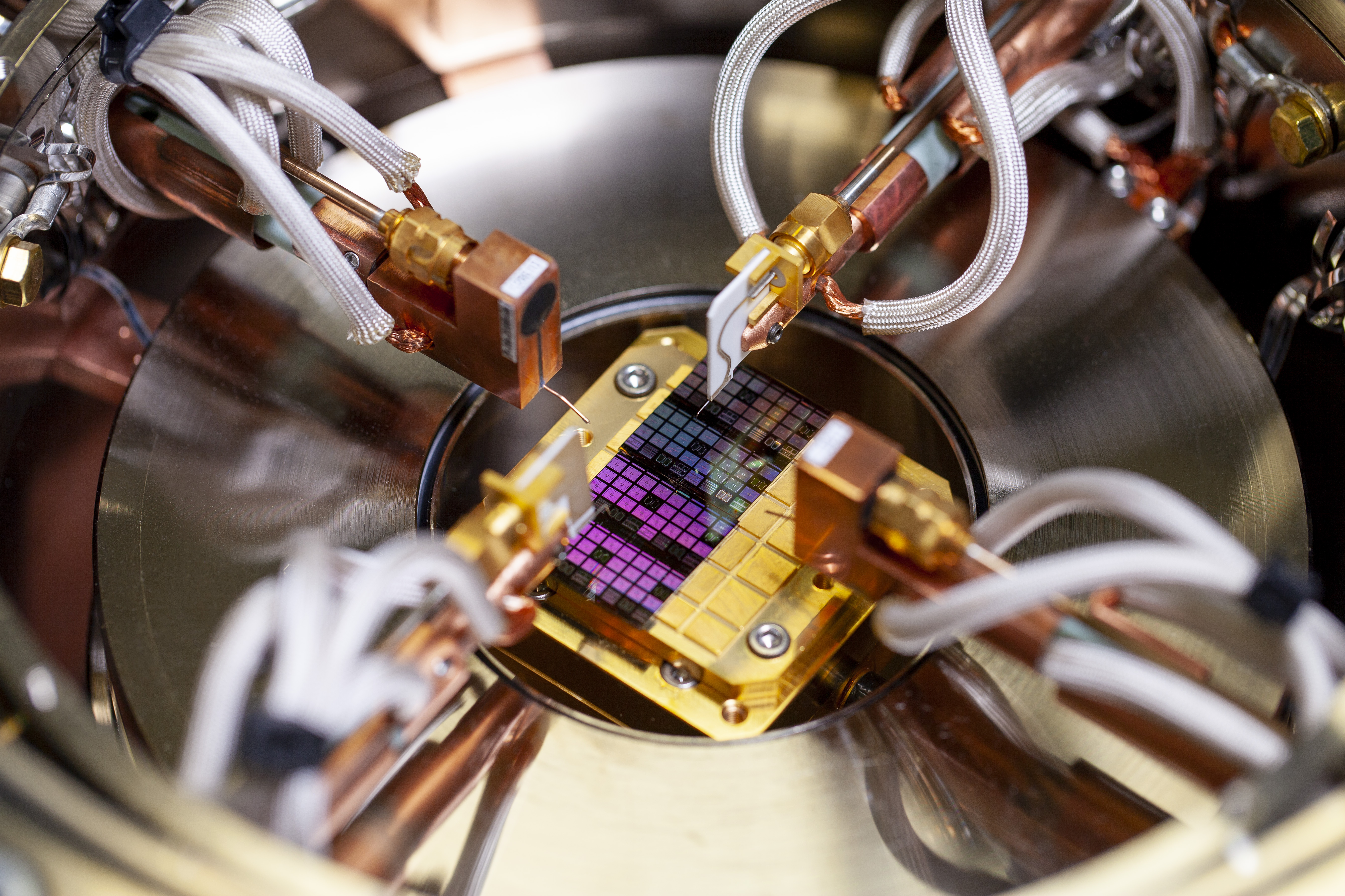 A cryo-on-wafer measuring station, which enables characterizations of wafers at extremely low temperatures.